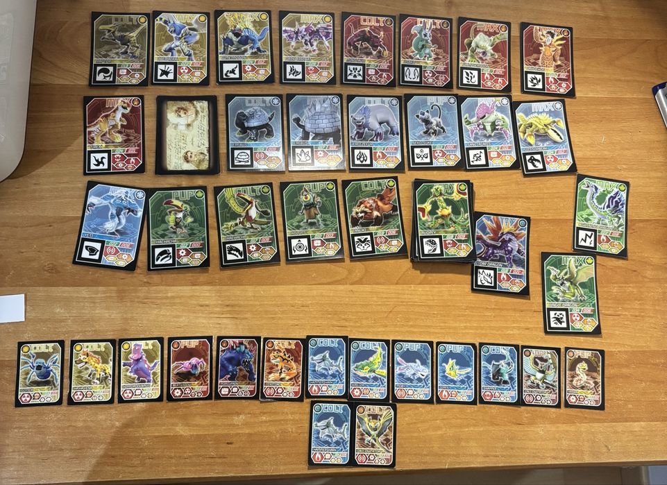 145 cartas Invizimals da caderneta Evolution