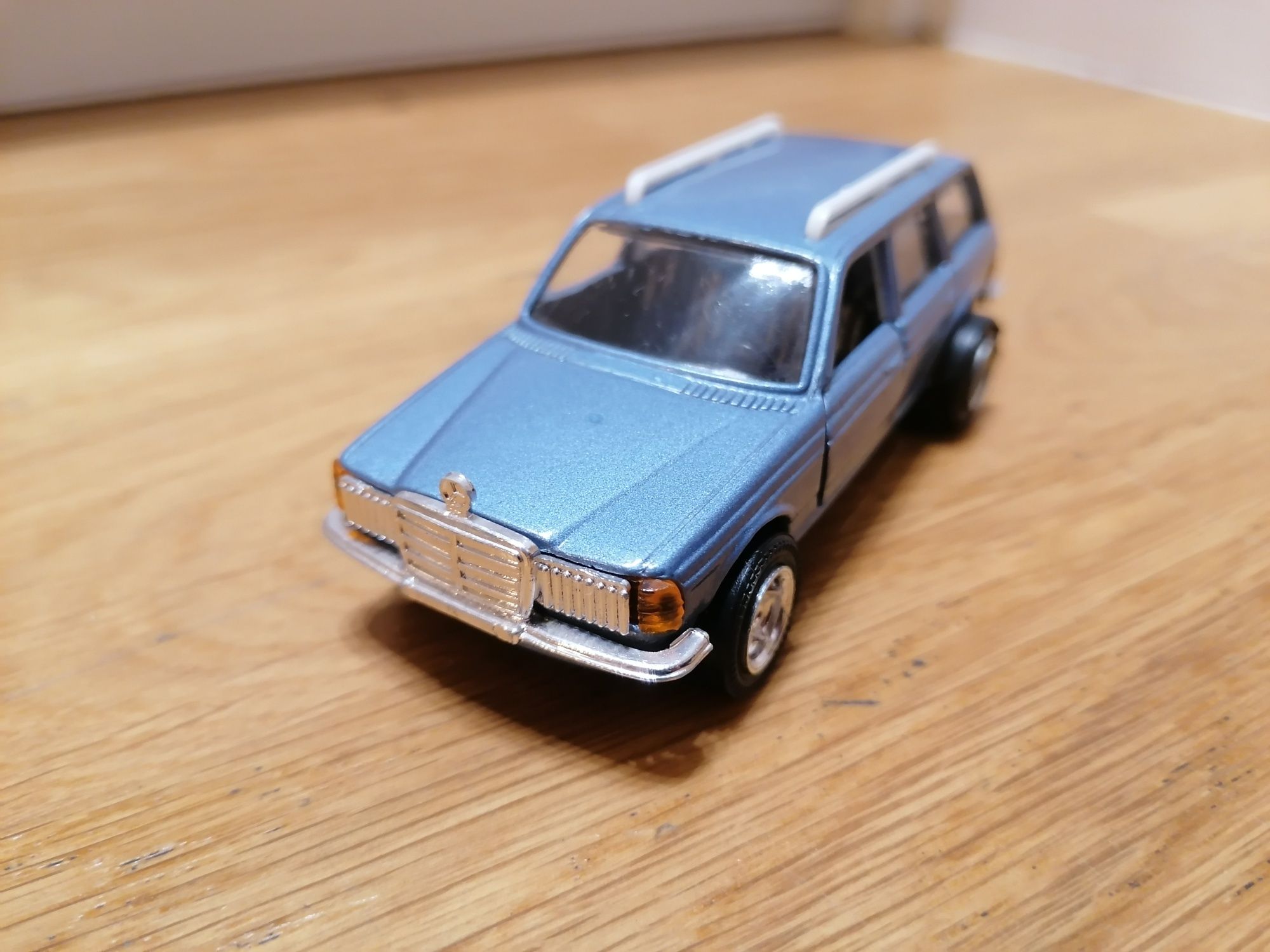 Mercedes Benz 230T Skala 1/45 Napęd Pull Back Made in Hong Kong