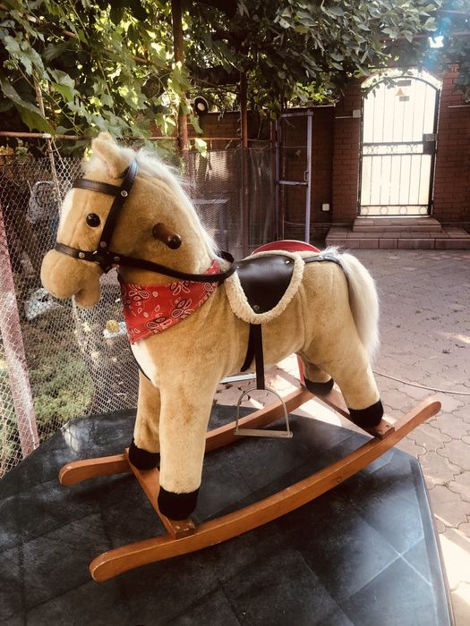 Лошадь- качалка музыкальнавелюровая, для детей 1.0-2.5 года