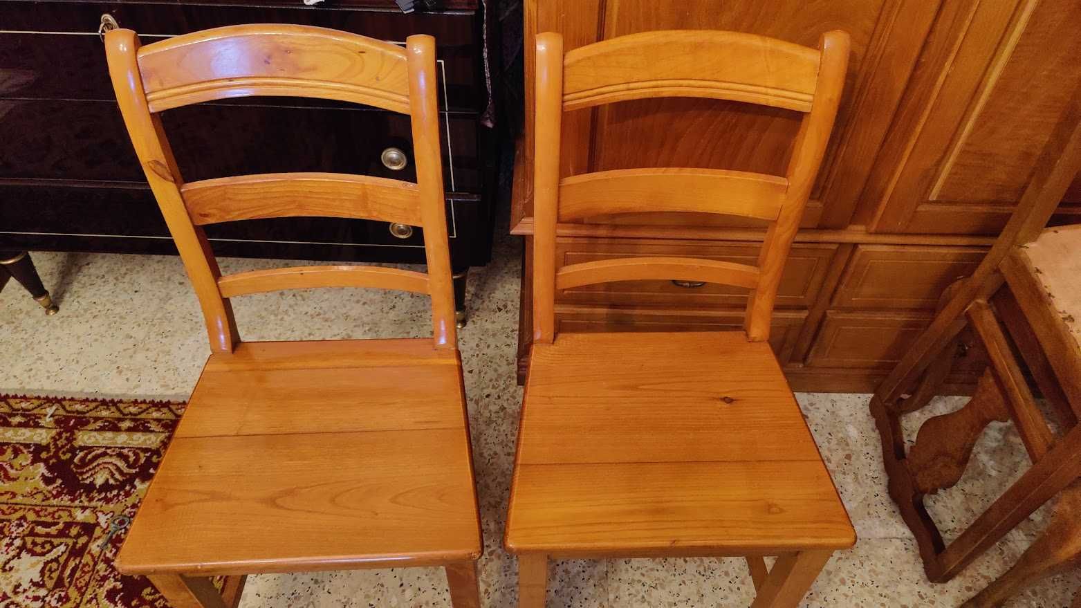 Mesa em Pinho Mel com 4 cadeiras