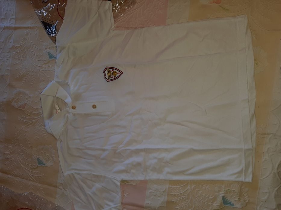 Polos do salgueiros com símbolo bordado