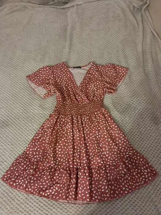 Różowa sukienka w białe kropki/wzorki