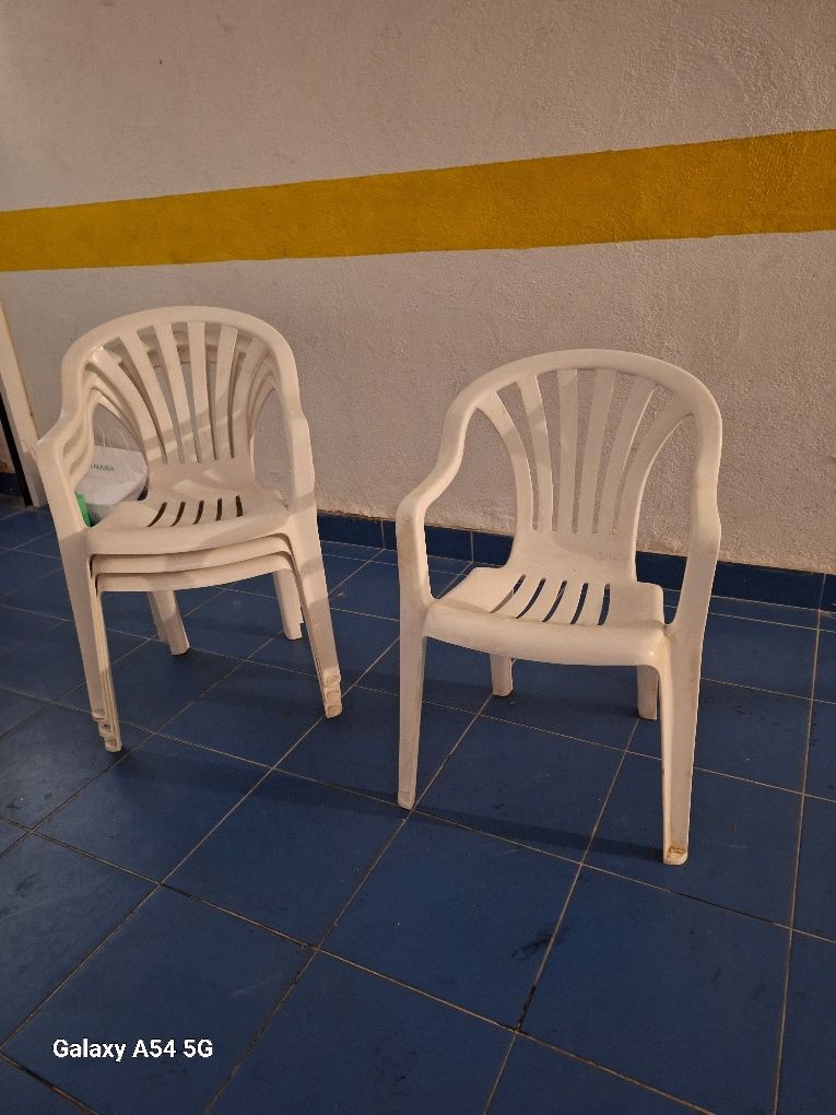 Cadeiras plástico para jardins, esplanadas, terraços