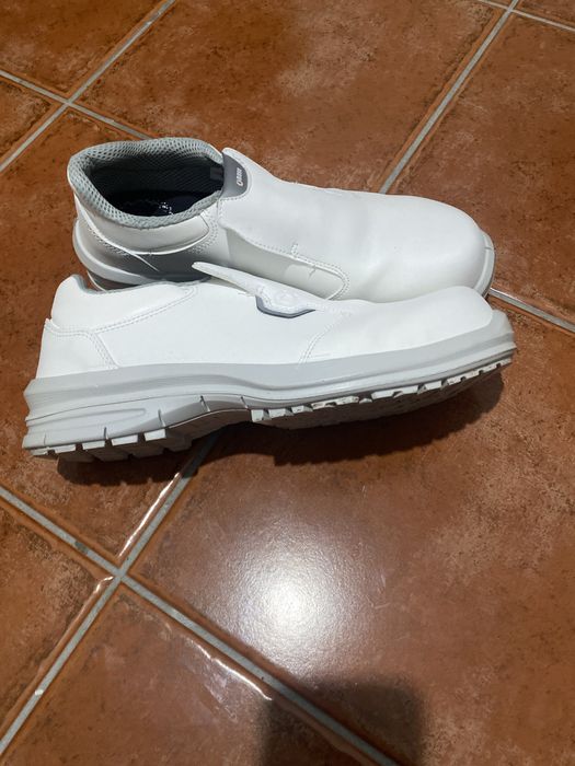 Sapato branco de trabalho