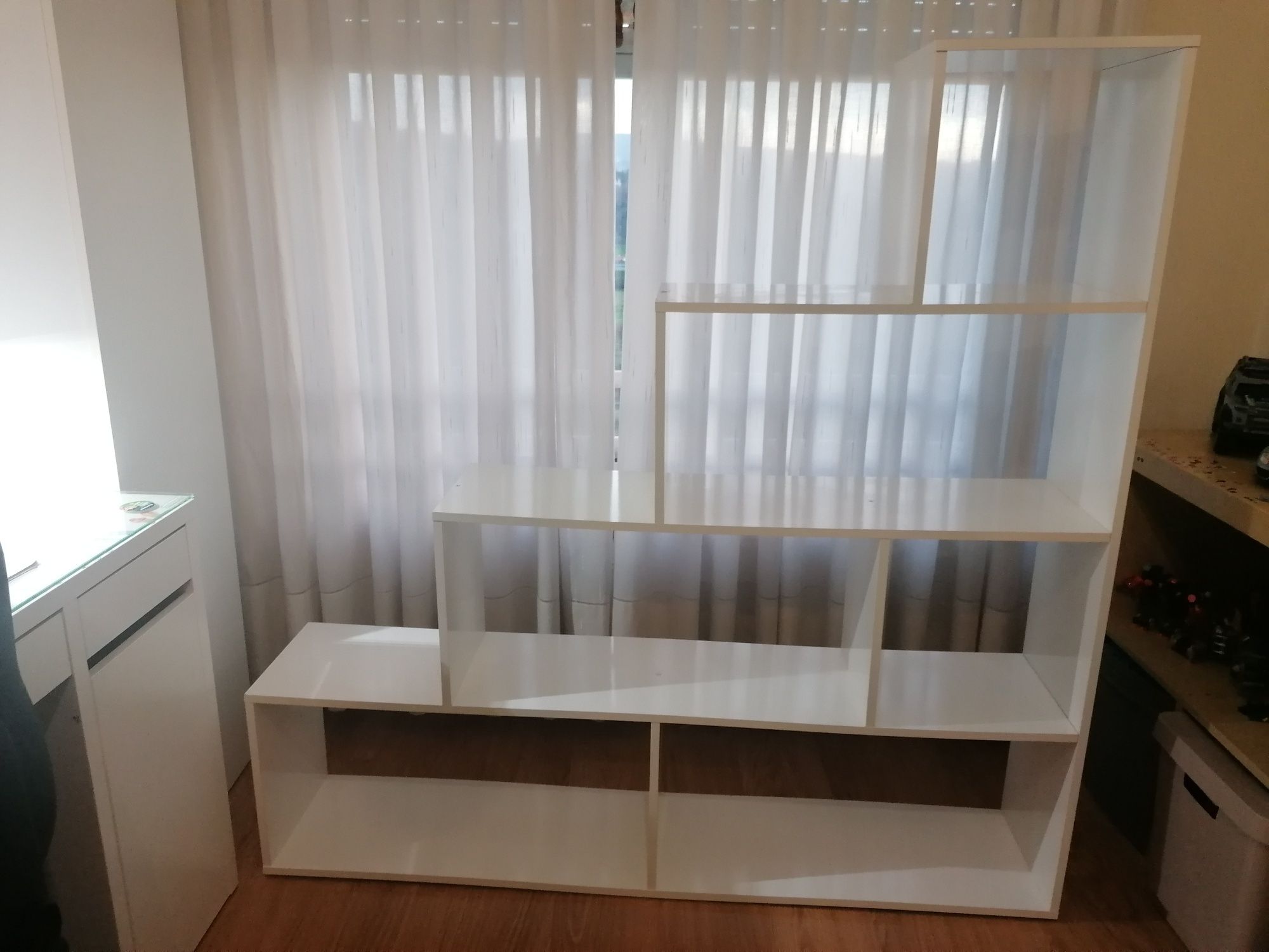 Estante branca para arrumação.