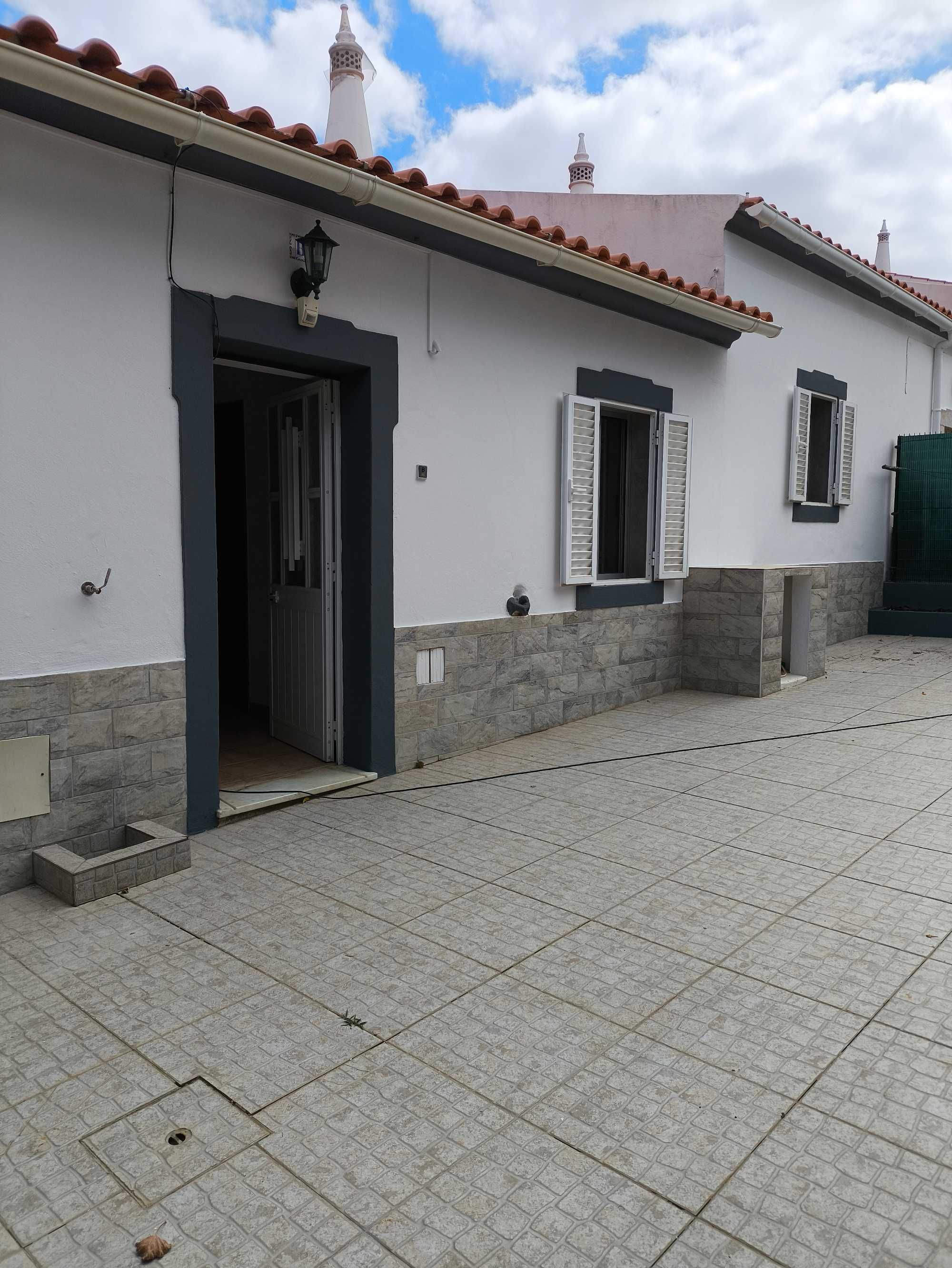 Moradia V2 em Santa Bárbara de Nexe