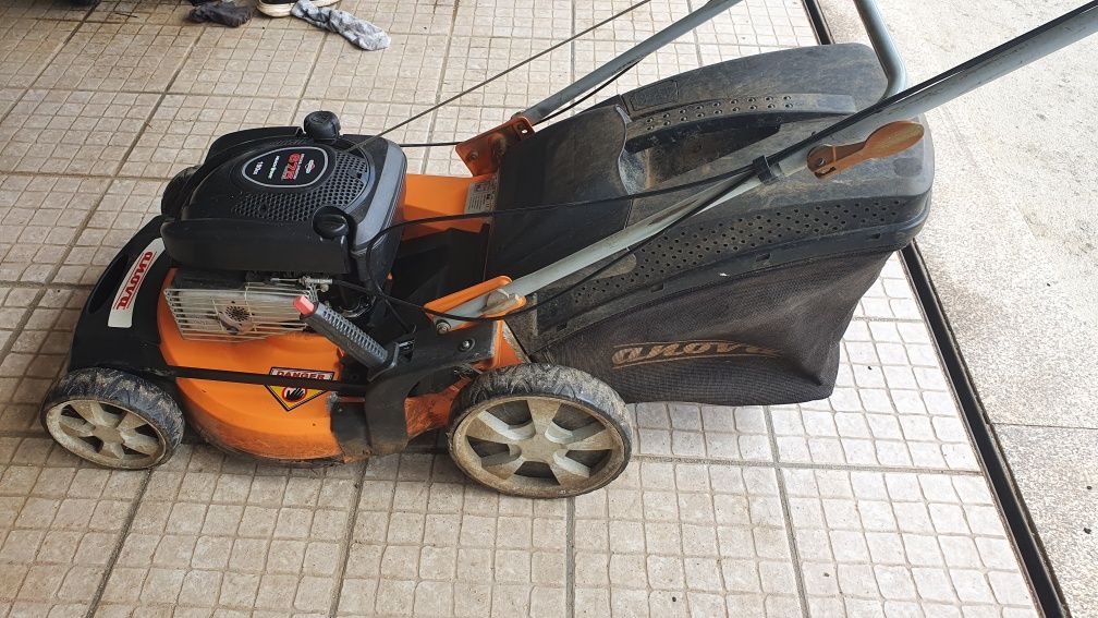 Vendo máquina de cortar relva com tracção