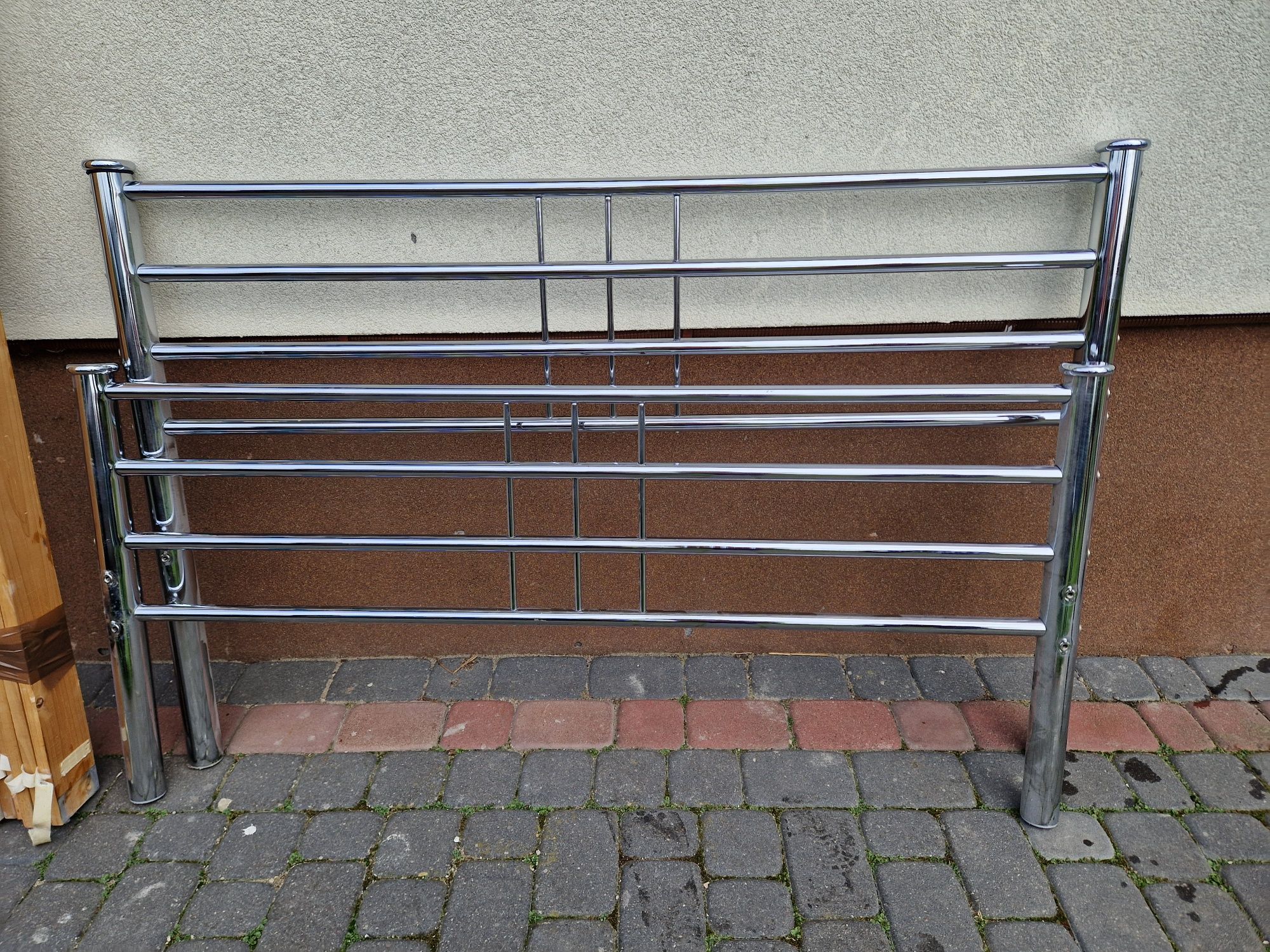 Metalowy stelaż do łóżka