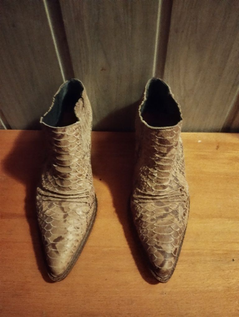 Продам женские ботинки 40  размера