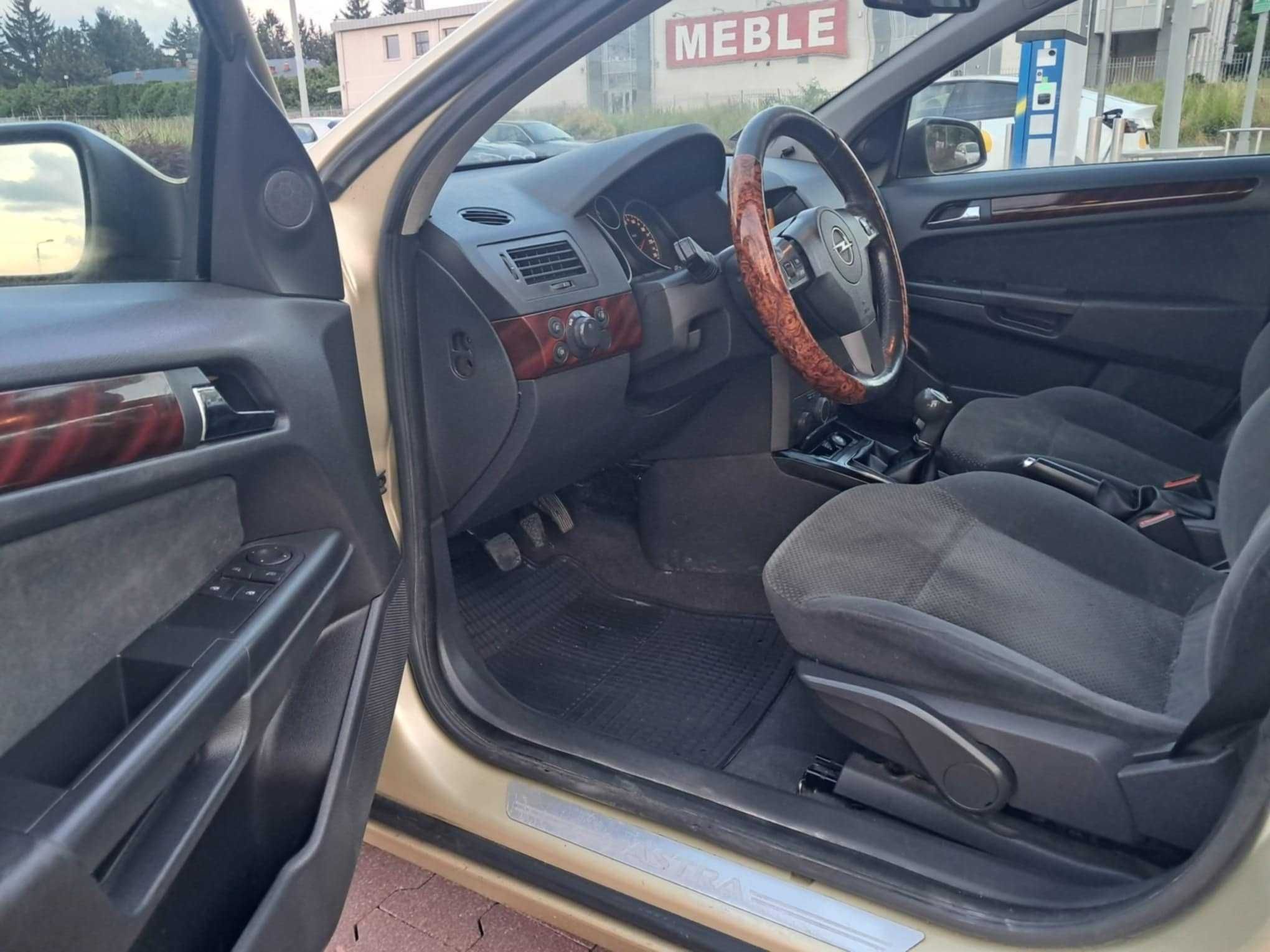 OPEL  ASTRA H 2004 r  1,6 B+GAZ 5 drzwi HATCHBACK