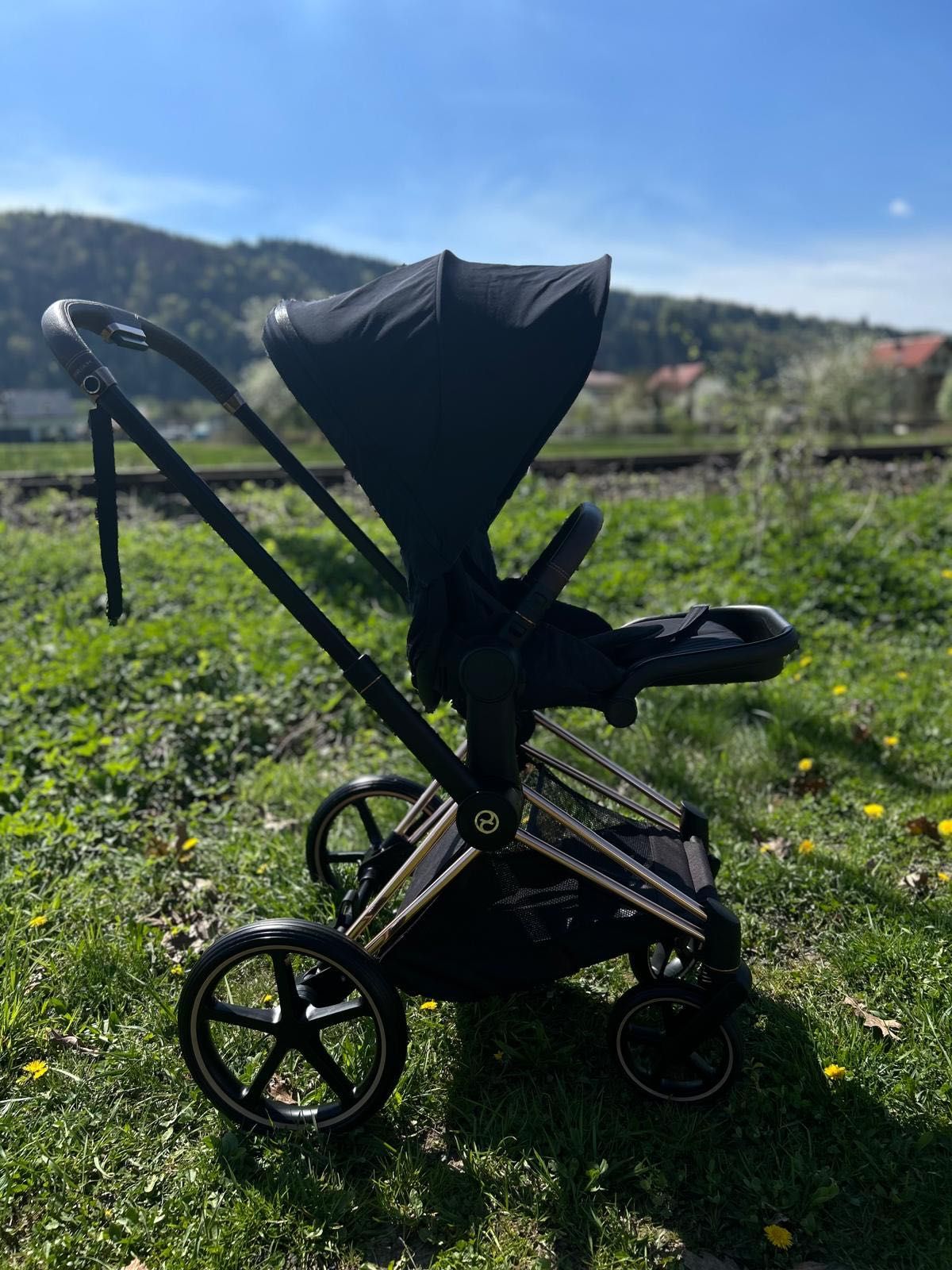 Cybex Priam 4.0 na ramie rose gold z tapicerką w kolorze Deep Black