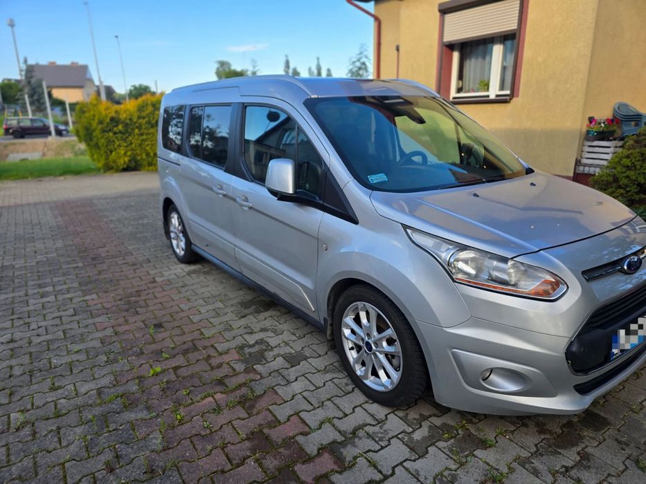 Ford Tourneo Connect automatyczna skrzynia biegów i silnik działają idealnie.