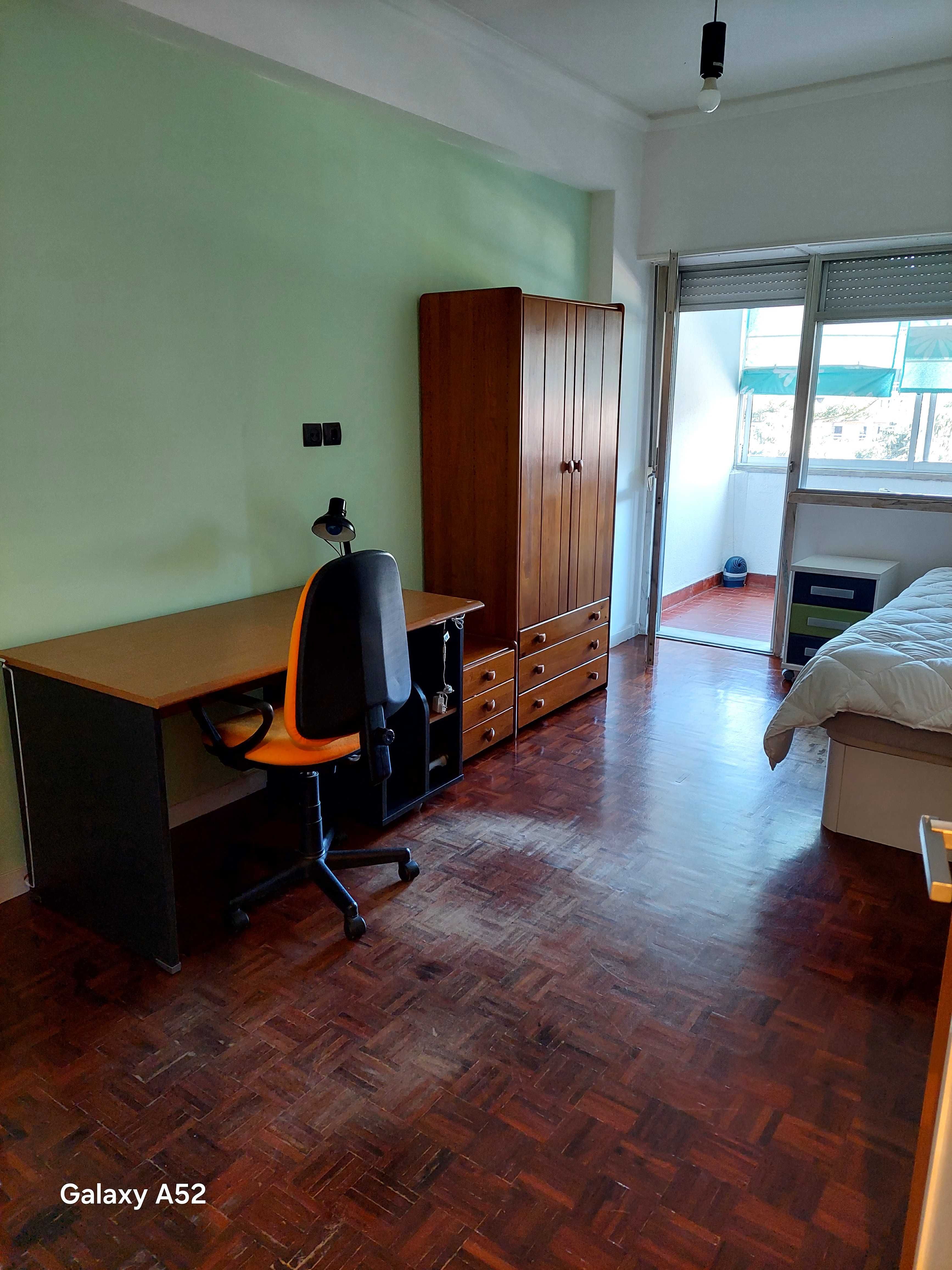 Aluga-se quarto a estudante (m / f)