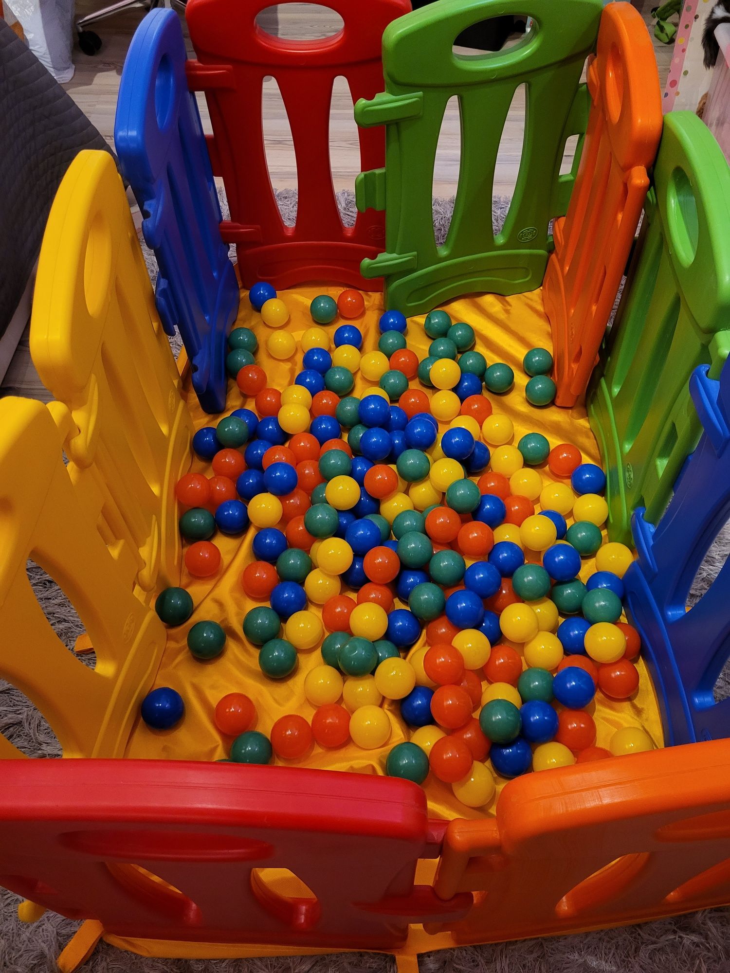 Suchy basen, kojec, plac zabaw z kolorowymi piłkami