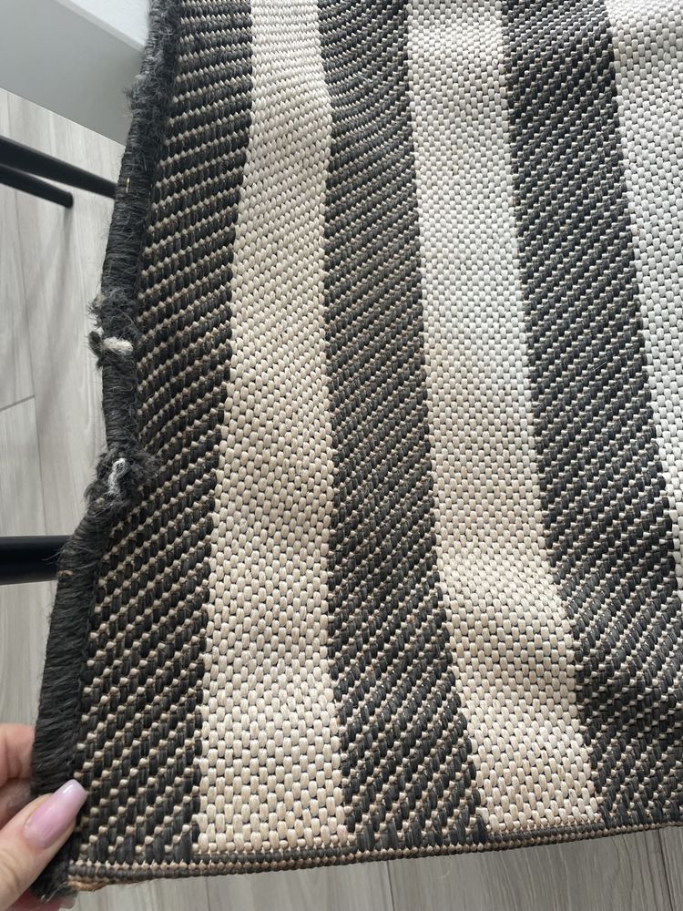 Duży dywan we wzorki