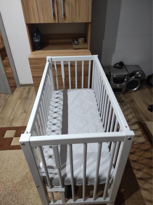 Dostawka / małe łóżeczko z materacem