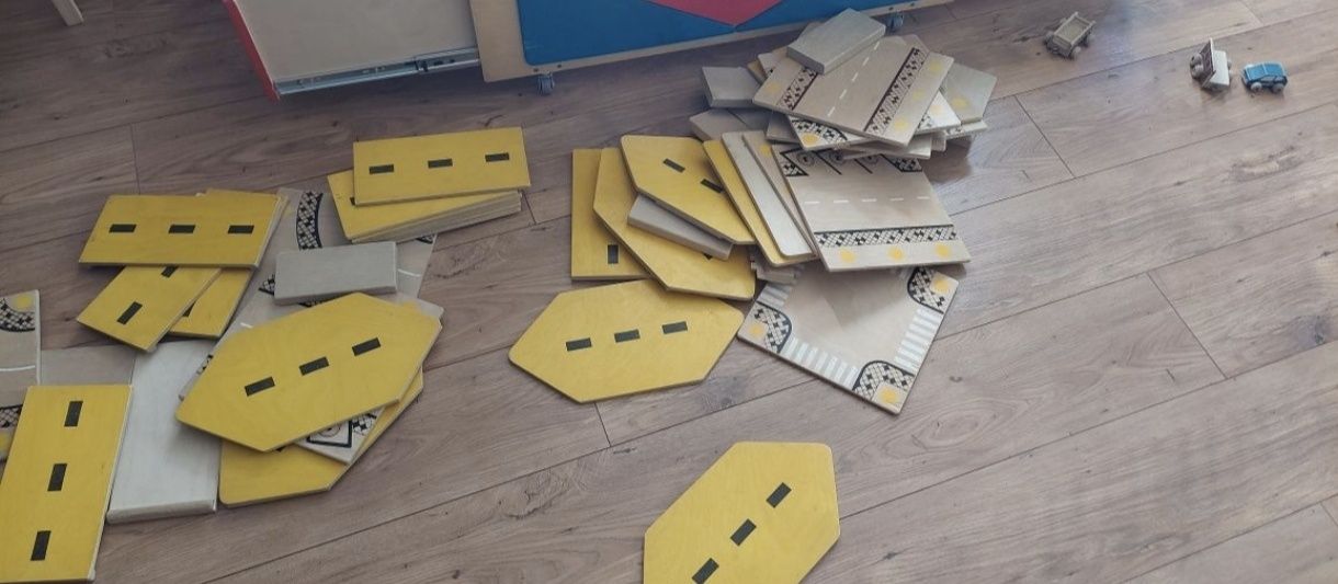 Klocki drewniane w dużej skrzyni