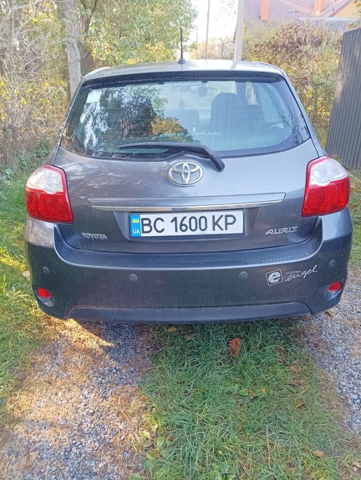 Toyota         auris,          2010