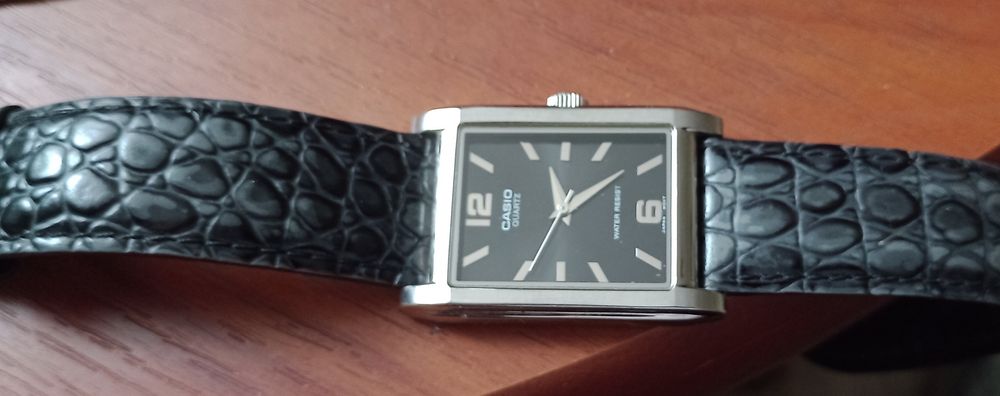 Casio z paskiem ze skóry z nową baterią stan b.dobry okazja...