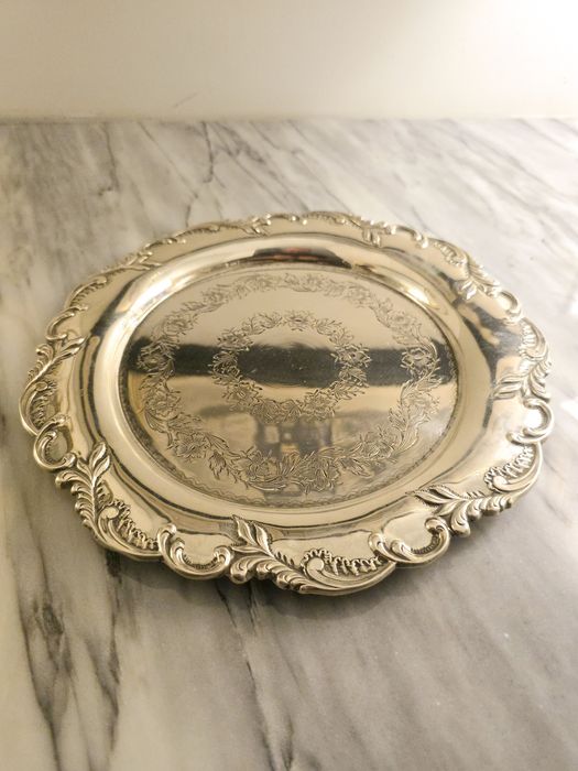 Salva em prata portuguesa águia asa aberta, centro cinzelado.