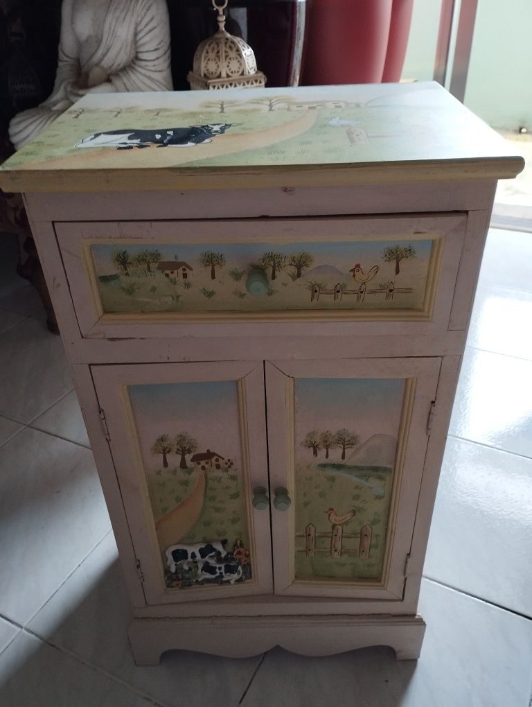 Mesa de cabeceira e móvel