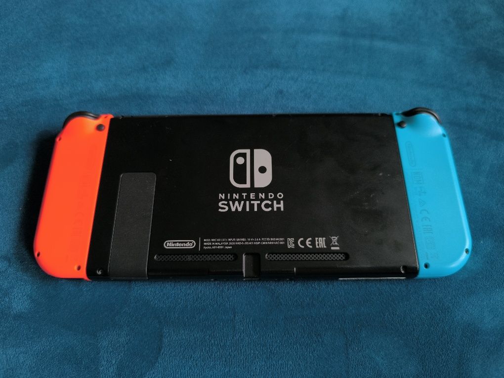 Nintendo Switch + 2 gry + etui + komplet akcesoriów – stan bdb