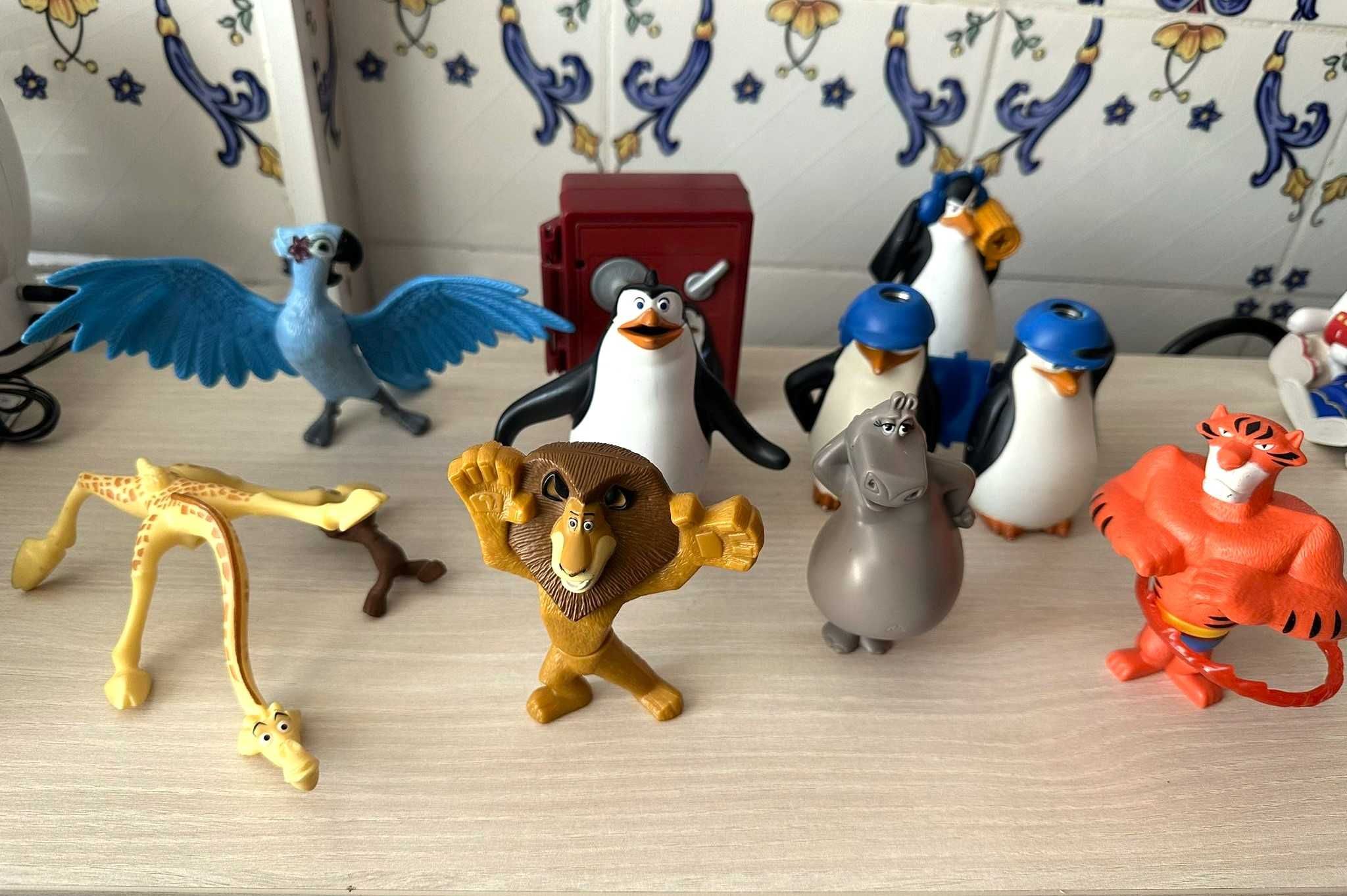 Pinguins Madagascar filme Disney bonecos dvd leao girafa