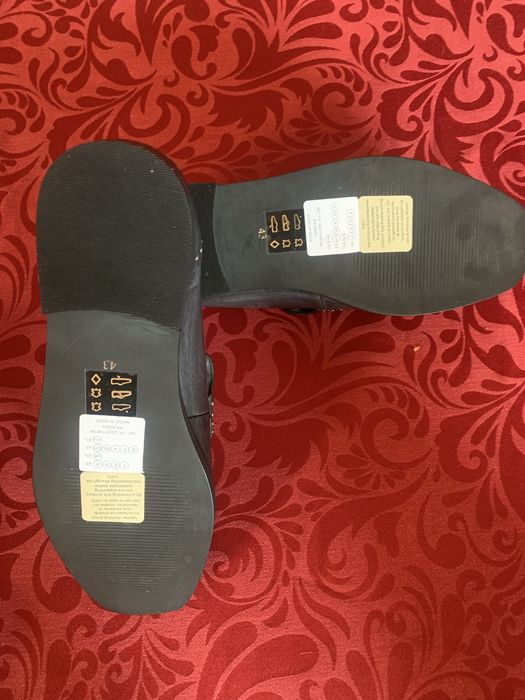 Sapatos pretos em pele
