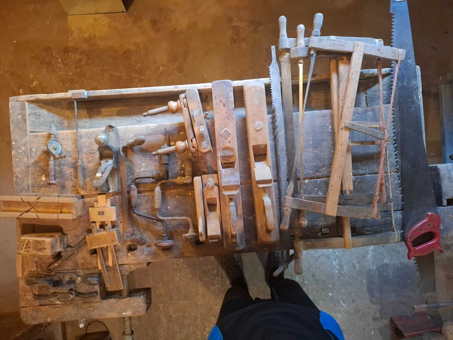 Zabytkowy stół stolarski z narzędziami