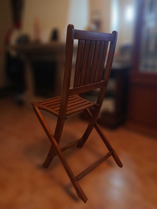 Cadeira de sala feita em madeira de mogno