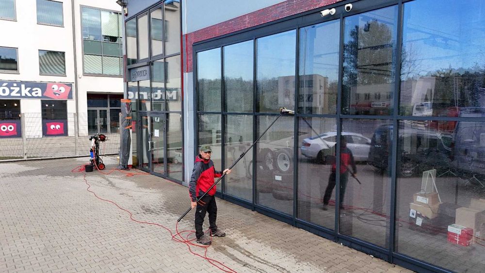 Mycie wodą demineralizowaną elewacji, fotowoltaiki, ogrodów zimowych,