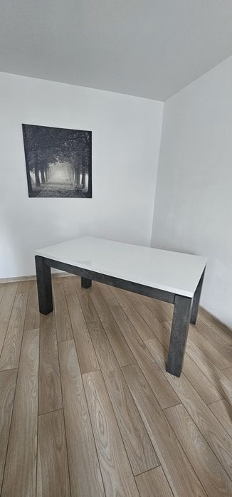 Solidny stół rozkładany