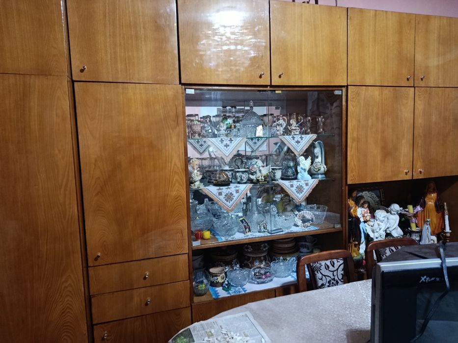 Продам стінку велика, вмістка самовивіз, має двохдверну шафу та,пенал.