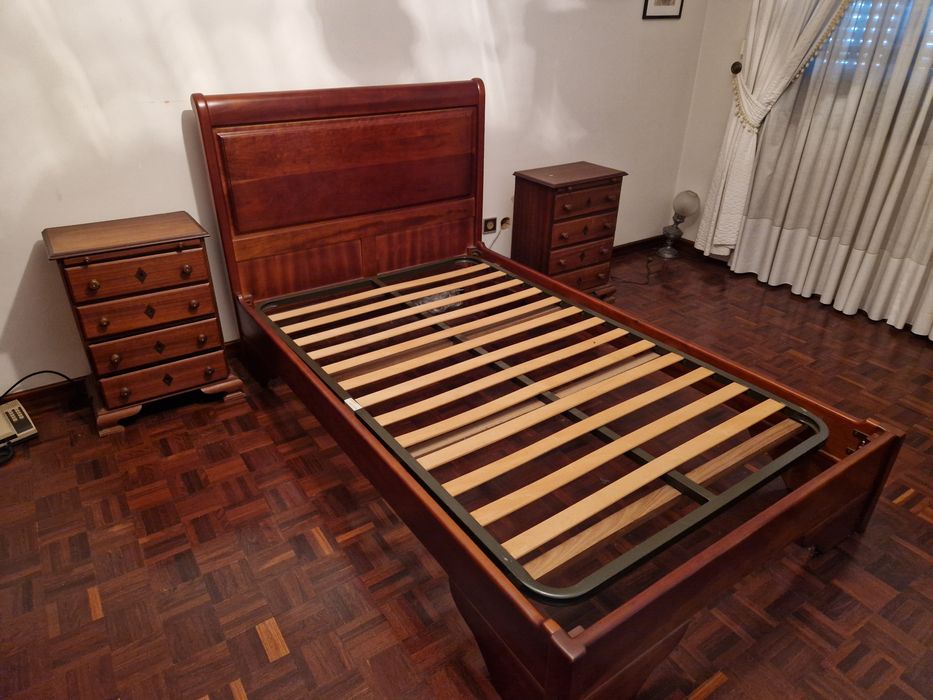 Vendo cama e 2 mesinhas cabeceiras