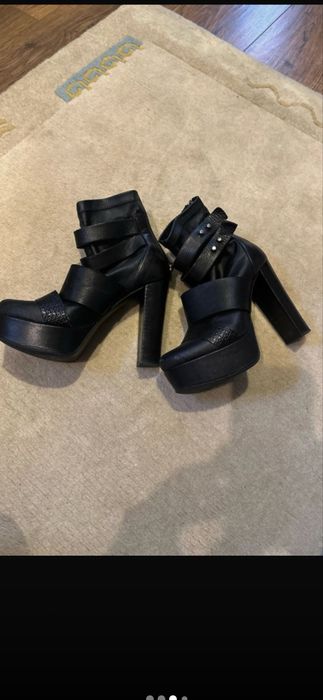 Botim em pele preto.