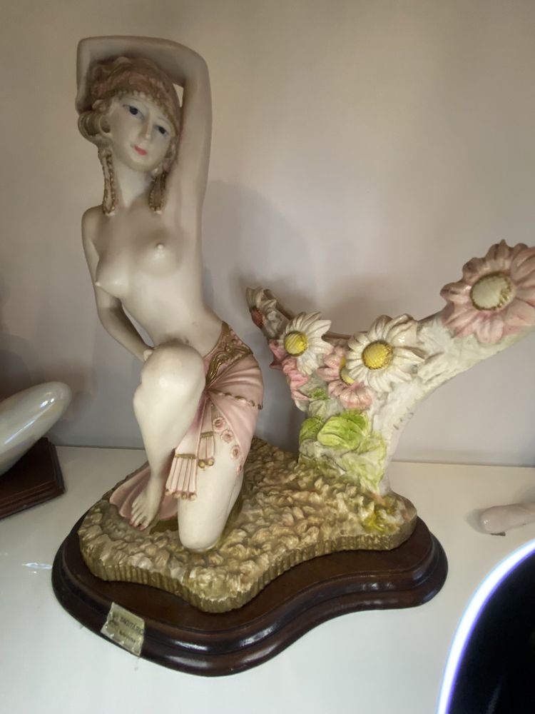 Estatuetas em porcelana