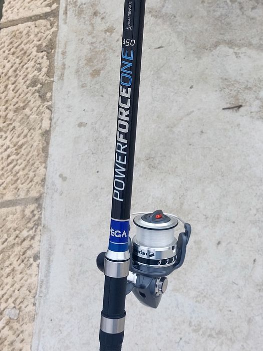 Black Friday . Conjunto cana de pesca Vega 4.50 telescópia mais carret