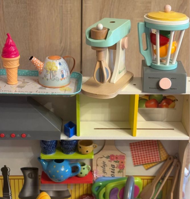Duża kuchnia drewniana wraz z wyposażeniem dla dziewczynki do zabawy