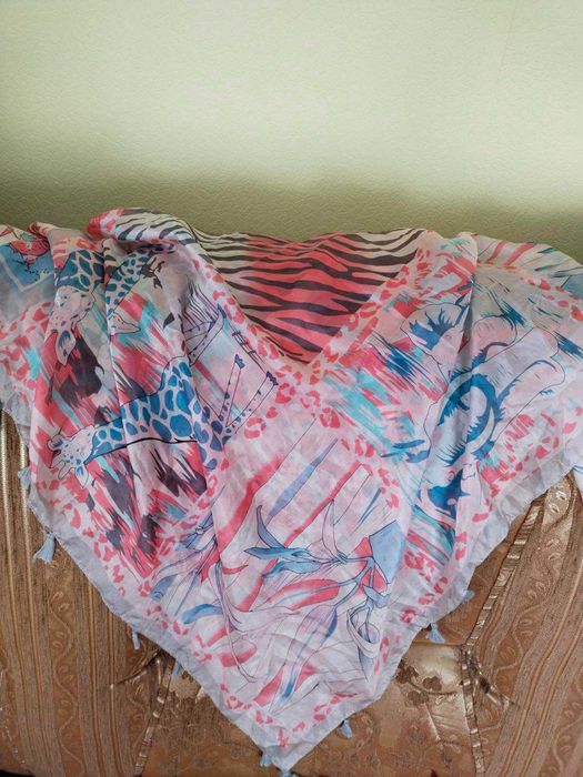 Шовковий великий шийний платок з китицями