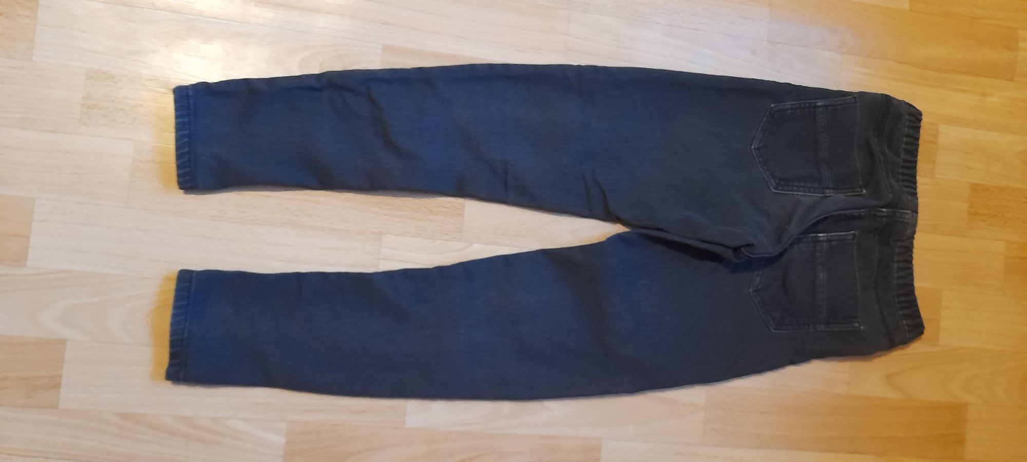Spodnie czarne 146