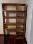 Estante com prateleiras em madeira para quarto ou sala