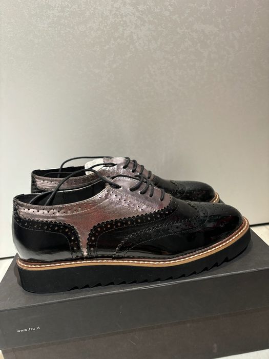 Туфлі унісекс. Натуральна лакована шкіра. Нові. Італія. Giardini