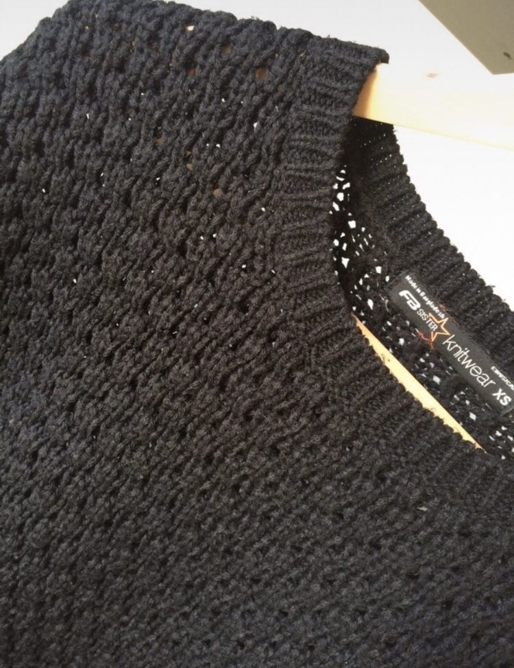 czarny sweter new yorker sweterek rozcięcia po bokach minimal oversize