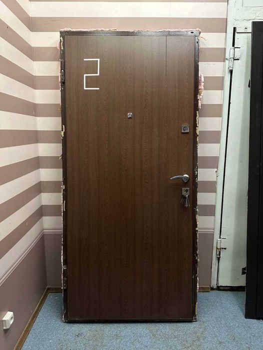 Двері вхідні металеві з Новобудов Склад з дверима БУ м.Шулявська