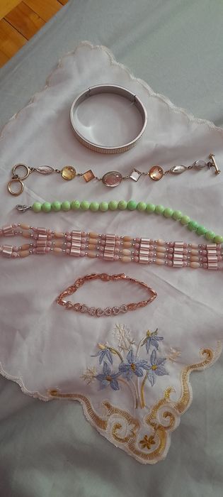 Продам бусы и браслеты