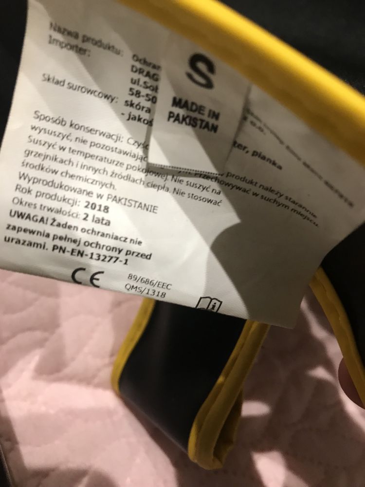 Zestaw do kickboxingu rękawice i ochraniacze na piszczel i stopy