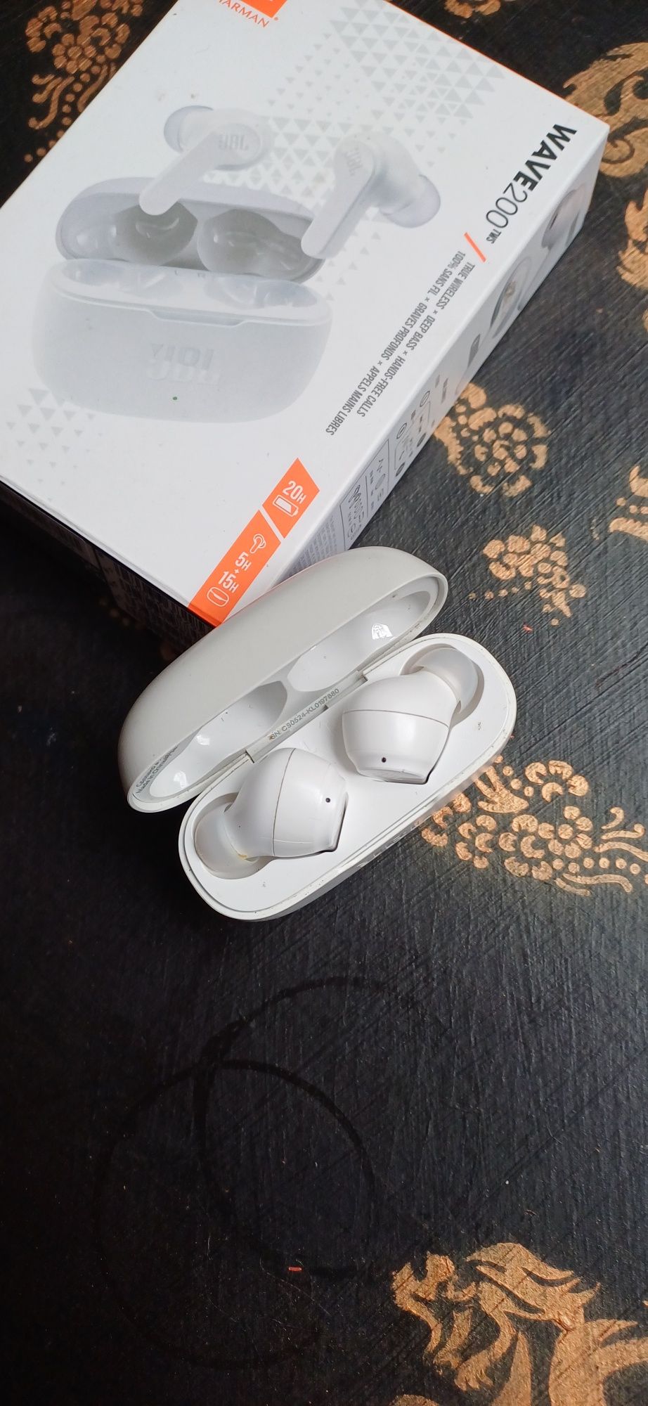 Продам беспроводные наушники JBL