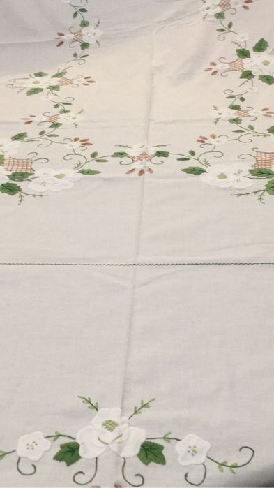 Linda toalha bordada e arte aplicada com 12. Guardanapos