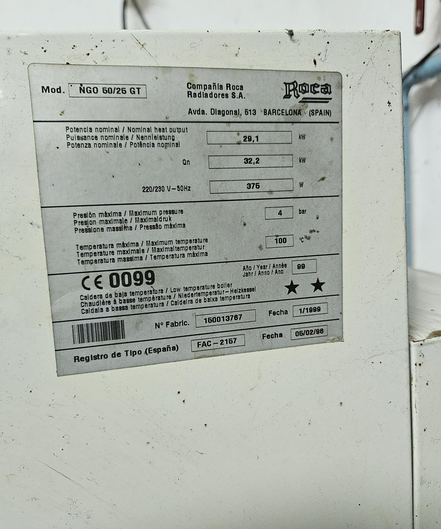 Caldeira a gasóleo Roca NGO 50 e Depósito de 1.000 litros