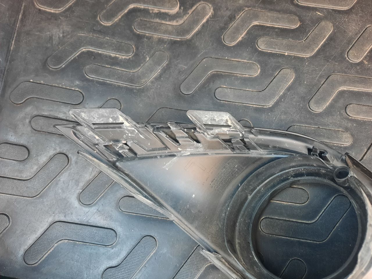 Молдінги і окуляр протитуманки  Mitsubishi Outlander 3